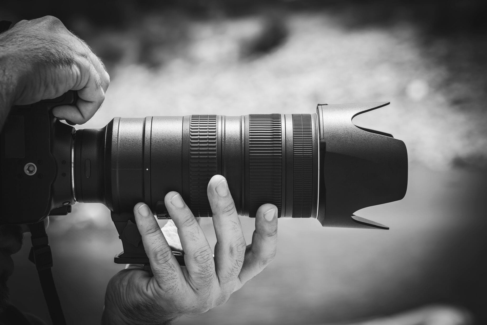 dslr-2308202 A person holding a camera with the lens extended.